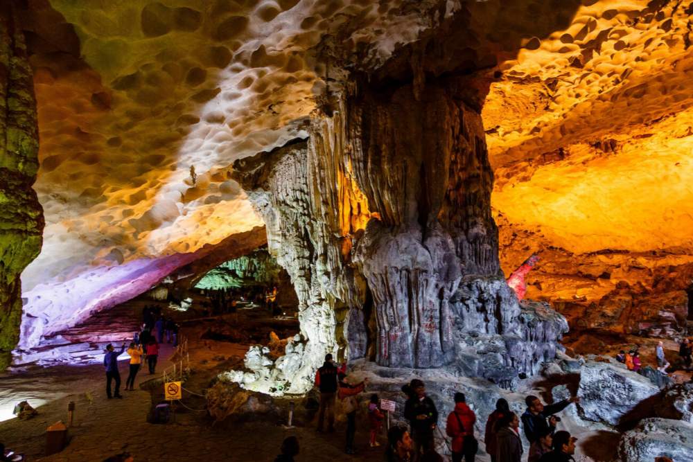 מערת "ההפתעה" (Sung Sot Cave)